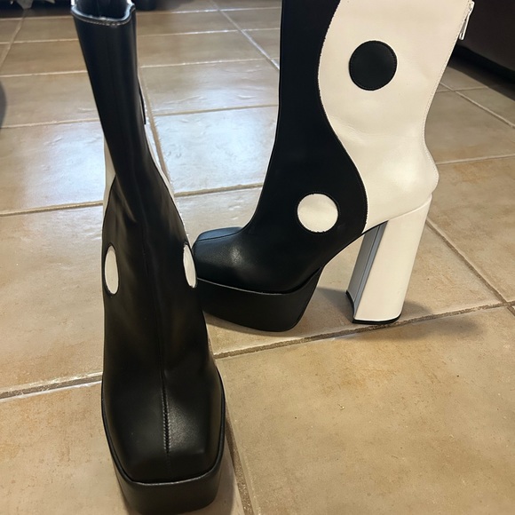 Mono Yin Yang Platform Boots - Picture 5 of 8